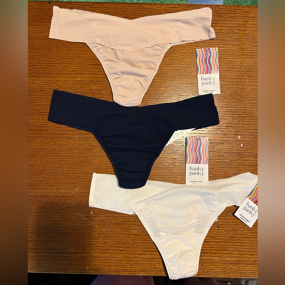 NWT Hanky panky breathable thongs size medium.